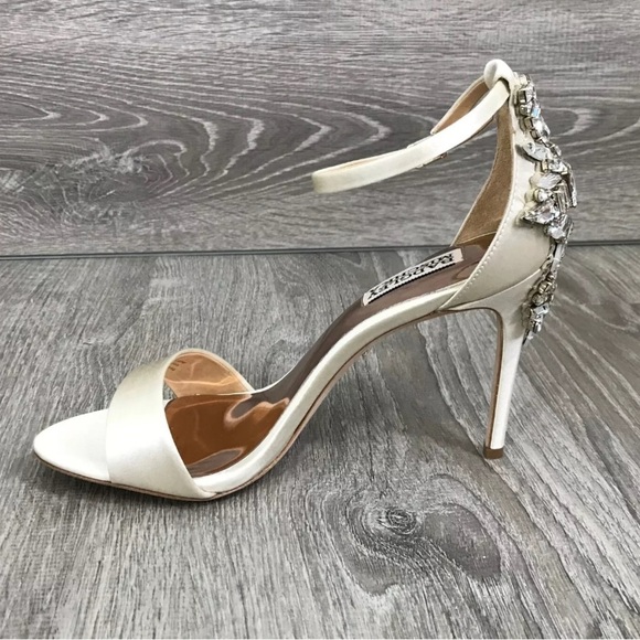 Badgley Mischka
Galia Square Toe Crystal Jeweled Dress Sandals size 7 - Picture 4 of 9